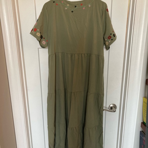 Boho midi dress with embroidered flowers - Picture 3 of 3